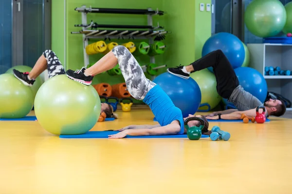 Gente en una clase de Pilates en el gimnasio — Foto de Stock