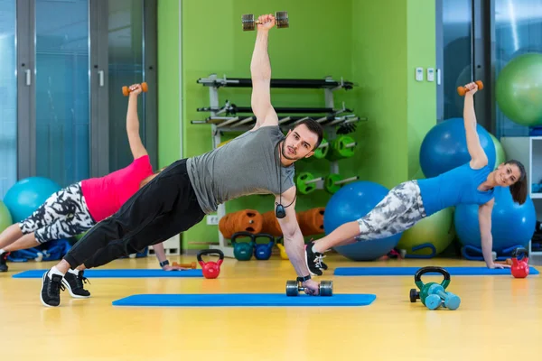 Gente haciendo ejercicio en un gimnasio —  Fotos de Stock