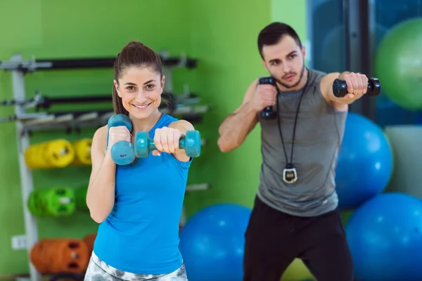 Gente haciendo ejercicio en un gimnasio —  Fotos de Stock