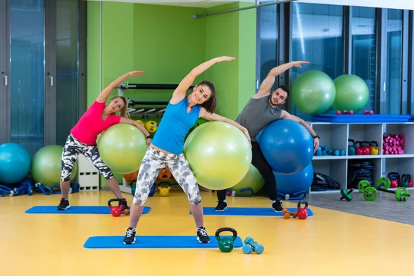 Menschen im Pilates-Kurs im Fitnessstudio — Stockfoto