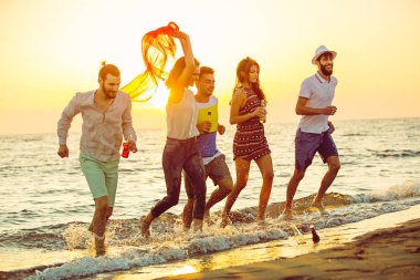 Gençler kumsalda çalıştıran 