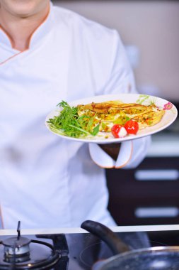 Şef mutfak omlet hazırlama