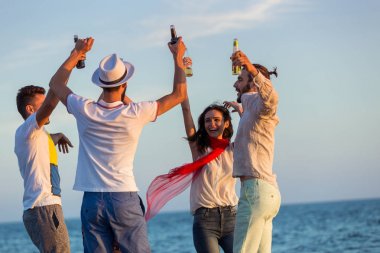 Gençler kumsalda dans