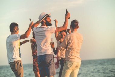 Gençler kumsalda dans