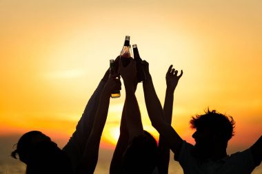 Beach Party kutlayan arkadaşlar