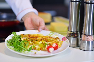 Şef mutfak omlet hazırlama