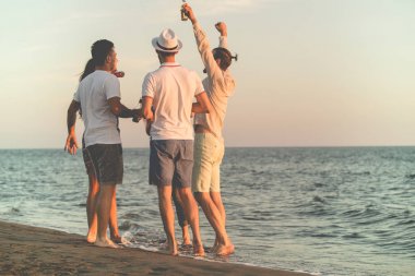 Gençler kumsalda dans