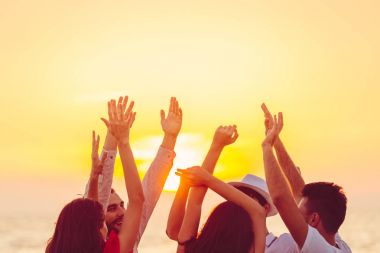 insanlar elleriyle sahilde dans. 