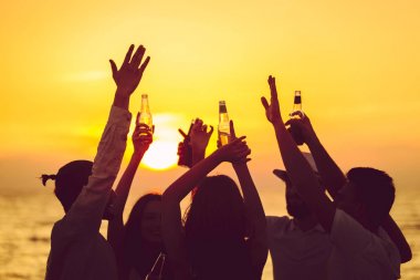 Beach Party kutlayan arkadaşlar