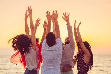 insanlar elleriyle sahilde dans. 