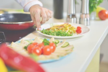 Şef mutfak omlet hazırlama