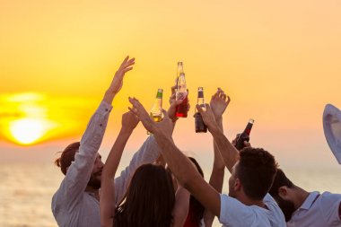 Beach Party kutlayan arkadaşlar