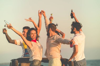 Gençler eğleniyor sahilde 