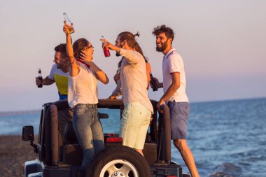 Gençler eğleniyor sahilde 