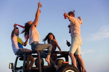 Gençler eğleniyor sahilde 