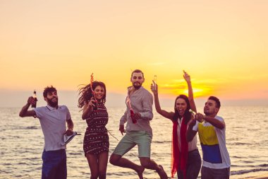 Gençler kumsalda dans 