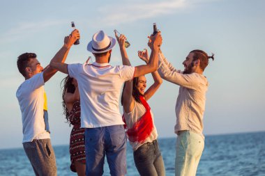 Gençler kumsalda dans