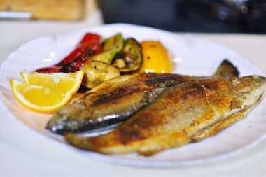 Lezzetli Fırında Balık plaka üzerinde