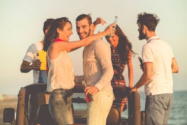 Gençler eğleniyor sahilde 