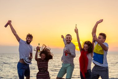 Gençler kumsalda dans 