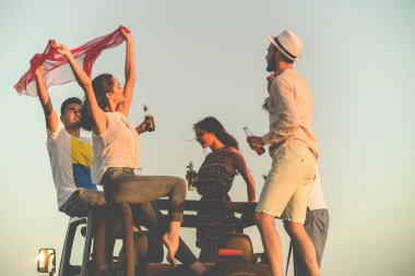 Gençler eğleniyor sahilde 