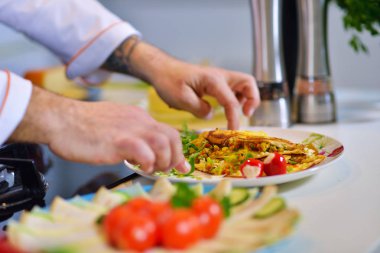 Şef mutfak omlet hazırlama