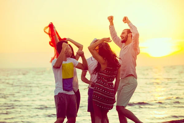 Gençler kumsalda dans 