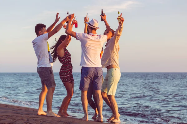 Junge Leute tanzen am Strand — Stockfoto