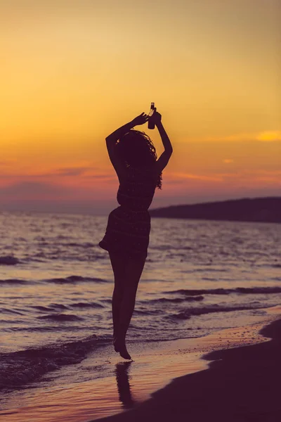 Femme sensuelle au lever du soleil sur la plage — Photo