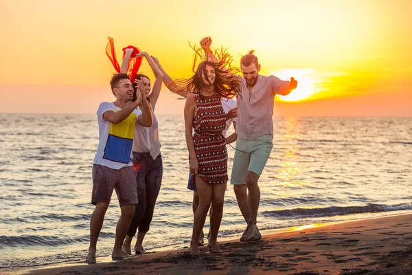 Gençler kumsalda dans 