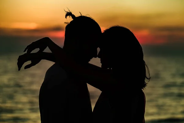 Casal encantador na praia — Fotografia de Stock