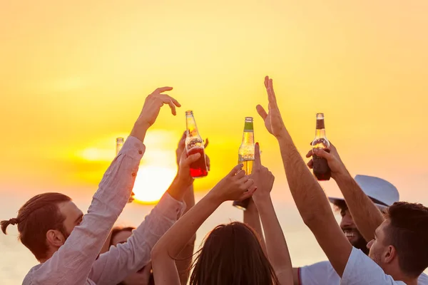 Amigos na festa de praia celebrando — Fotografia de Stock