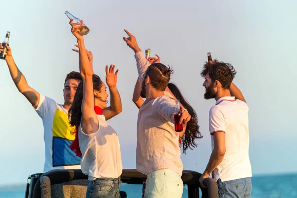 Gençler eğleniyor sahilde 