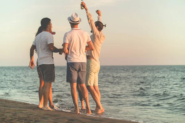 Gençler kumsalda dans