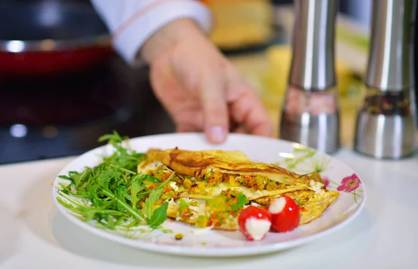 Şef mutfak omlet hazırlama