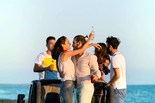 Jovens se divertindo na praia — Fotografia de Stock