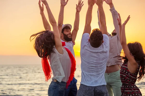 Giovani che ballano sulla spiaggia — Foto Stock