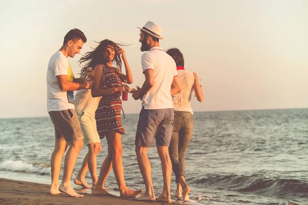 Gençler kumsalda dans