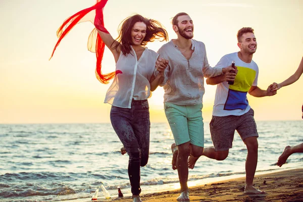 Gençler kumsalda çalıştıran 