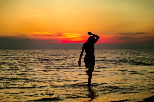 Donna sensuale all'alba sulla spiaggia — Foto Stock