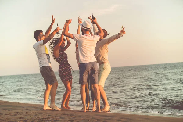 Giovani che ballano in spiaggia — Foto Stock