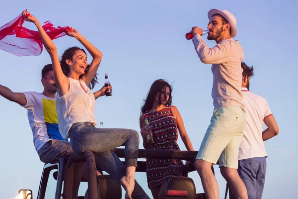 Gençler eğleniyor sahilde 