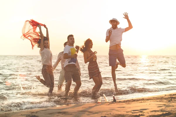 Gençler kumsalda dans