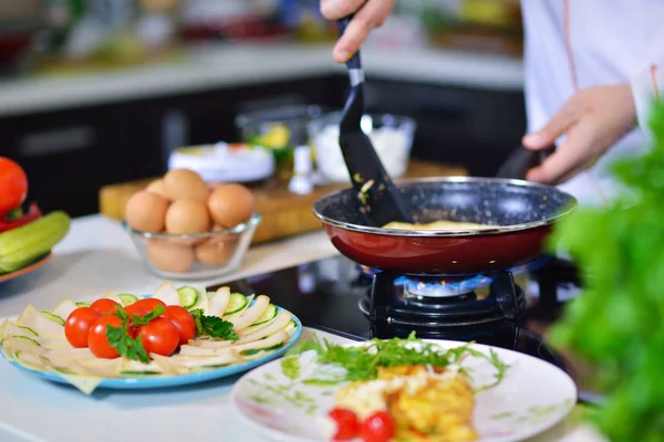 Şef mutfak omlet hazırlama