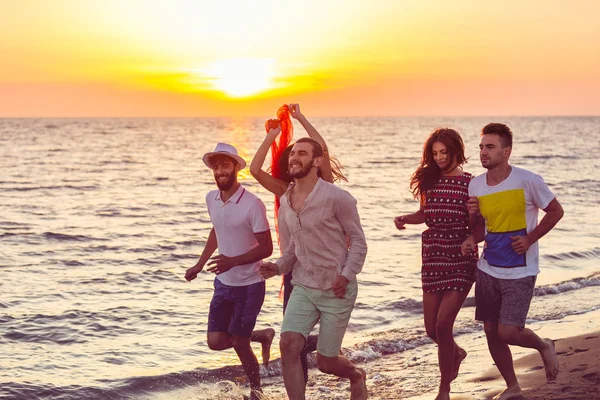 Gençler kumsalda çalıştıran 