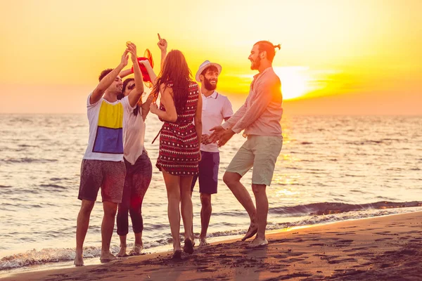 Gençler kumsalda dans 