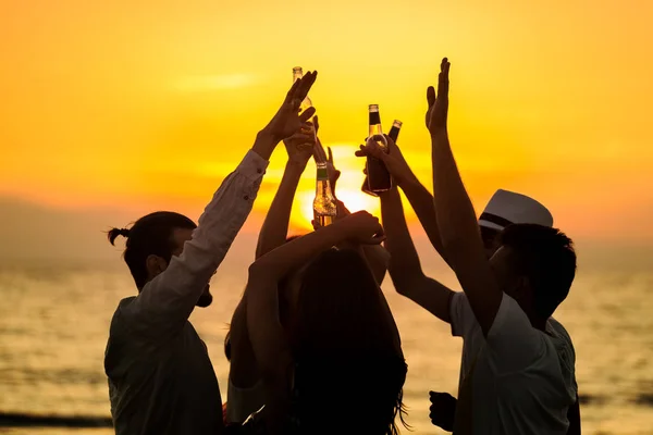 Amigos na festa de praia celebrando — Fotografia de Stock