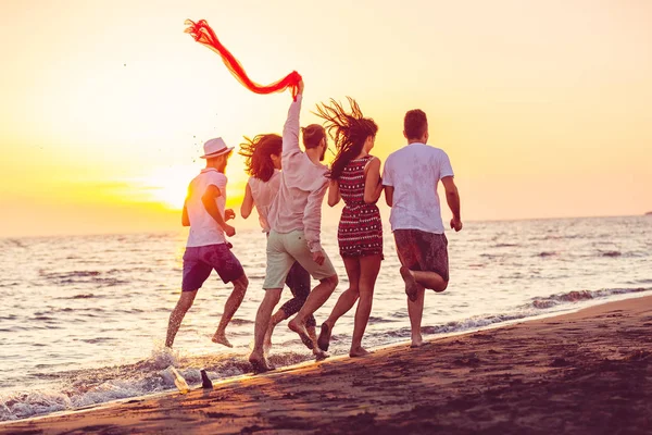 Fiatal emberek, futás a Beach — Stock Fotó