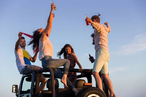 Gençler eğleniyor sahilde 