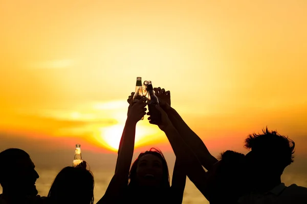 Amigos na festa de praia celebrando — Fotografia de Stock